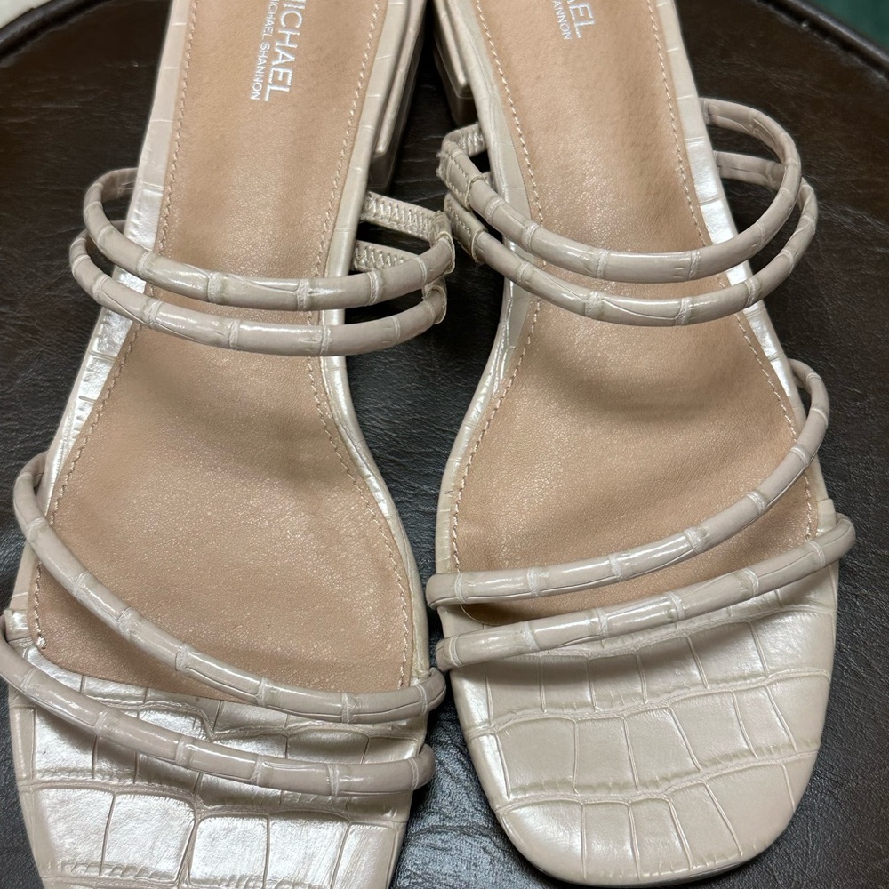 NWOT Michael Shannon Women's Light Tan Sandals Size 8 - Picture 2 of 5